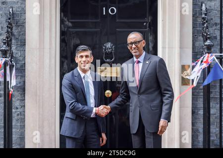 MccLi0004082 il primo ministro britannico Rishi Sunak saluta il presidente del Ruanda Paul Kagame a Downing Street. Immagine scattata il 4 maggio 2023. © Belinda Foto Stock