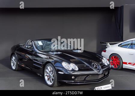 Parigi, Francia - RM Sotheby's Paris 2020. Concentrati su una Mercedes-Benz SLR McLaren Roadster 2010 nera. Numero di telaio WD1994761M001866. Foto Stock