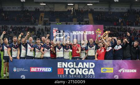 Leeds, Regno Unito. 4 novembre 2023. AMT Headingley Stadium, Leeds, West Yorkshire, 4 novembre 2023. Rugby League International test England Rugby League vs Tonga Rugby League George Williams (capitano) dell'Inghilterra Rugby League festeggia la vittoria della serie di test del 3-0 sulla Tonga Rugby League insieme ai suoi compagni di squadra. Credito: Touchlinepics/Alamy Live News Foto Stock