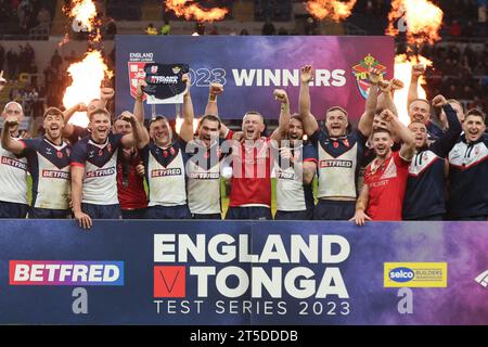 Leeds, Regno Unito. 4 novembre 2023. AMT Headingley Stadium, Leeds, West Yorkshire, 4 novembre 2023. Rugby League International test England Rugby League vs Tonga Rugby League George Williams (capitano) dell'Inghilterra Rugby League festeggia la vittoria della serie di test del 3-0 sulla Tonga Rugby League insieme ai suoi compagni di squadra. Credito: Touchlinepics/Alamy Live News Foto Stock