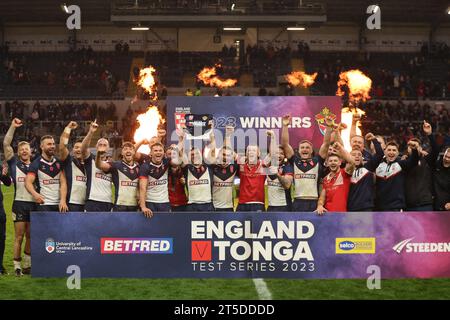 Leeds, Regno Unito. 4 novembre 2023. AMT Headingley Stadium, Leeds, West Yorkshire, 4 novembre 2023. Rugby League International test England Rugby League vs Tonga Rugby League George Williams (capitano) dell'Inghilterra Rugby League festeggia la vittoria della serie di test del 3-0 sulla Tonga Rugby League insieme ai suoi compagni di squadra. Credito: Touchlinepics/Alamy Live News Foto Stock