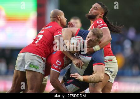 Leeds, Regno Unito. 4 novembre 2023. AMT Headingley Stadium, Leeds, West Yorkshire, 4 novembre 2023. Rugby League International test England Rugby League vs Tonga Rugby League Tom Burgess dell'Inghilterra Rugby League sull'attacco contro Tonga Credit: Touchlinepics/Alamy Live News Foto Stock