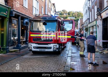 Un'autopompa e vigili del fuoco assistono a un incidente in High Street, Lewes, East Sussex, Regno Unito Foto Stock
