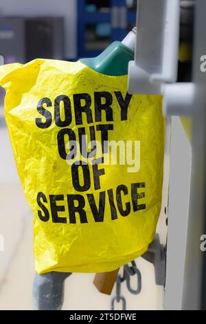 spiacenti, sacchetto con segnale giallo fuori servizio sull'ugello della pompa di alimentazione diesel Foto Stock