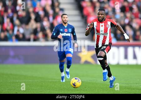 Londra, Inghilterra il 4 novembre 2023. Frank Onyeka del Brentford FC porta il pallone in avanti durante la partita di Premier League tra Brentford e West Ham United al Gtech Community Stadium di Londra, in Inghilterra, il 4 novembre 2023. Foto di Phil Hutchinson. Solo per uso editoriale, licenza necessaria per uso commerciale. Nessun utilizzo in scommesse, giochi o pubblicazioni di un singolo club/campionato/giocatore. Credito: UK Sports Pics Ltd/Alamy Live News Foto Stock