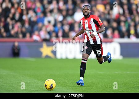 Londra, Inghilterra il 4 novembre 2023. Frank Onyeka del Brentford FC porta il pallone in avanti durante la partita di Premier League tra Brentford e West Ham United al Gtech Community Stadium di Londra, in Inghilterra, il 4 novembre 2023. Foto di Phil Hutchinson. Solo per uso editoriale, licenza necessaria per uso commerciale. Nessun utilizzo in scommesse, giochi o pubblicazioni di un singolo club/campionato/giocatore. Credito: UK Sports Pics Ltd/Alamy Live News Foto Stock