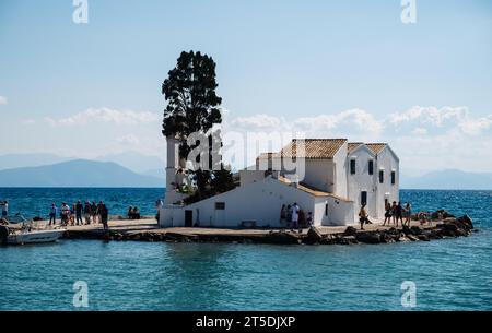 Kerkyra, Grecia - 09 24 2022: Il monastero sacro di Panagia Vlacherna, un luogo turistico sull'isola di Corfù. Foto Stock