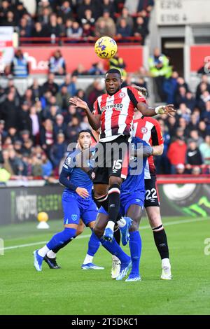 Londra, Inghilterra il 4 novembre 2023. Frank Onyeka del Brentford FC sale al massimo livello durante la partita di Premier League tra Brentford e West Ham United al Gtech Community Stadium di Londra, in Inghilterra, il 4 novembre 2023. Foto di Phil Hutchinson. Solo per uso editoriale, licenza necessaria per uso commerciale. Nessun utilizzo in scommesse, giochi o pubblicazioni di un singolo club/campionato/giocatore. Credito: UK Sports Pics Ltd/Alamy Live News Foto Stock