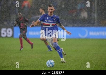 Genova, Italia. 4 novembre 2023. Sampdoriaâ&#x80;&#x99;S Kristoffer Askildsen durante la partita di calcio di serie BKT Sampdoria vs. Palermo F.C. presso lo Stadio Luigi Ferraris, Genova, Italia, 4 novembre 2023 crediti: Agenzia fotografica indipendente/Alamy Live News Foto Stock