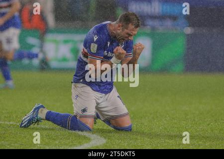 Genova, Italia. 4 novembre 2023. Happiness of Sampdoriaâ &#x80;&#x99;S Sebastiano Esposito dopo aver vinto la partita di calcio di serie BKT italiana Sampdoria vs Palermo F.C. presso lo Stadio Luigi FerrarisGenova, Italia, 4 novembre 2023 crediti: Agenzia fotografica indipendente/Alamy Live News Foto Stock