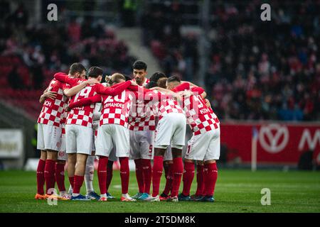 Magonza, Germania. 4 novembre 2023. MAGONZA, GERMANIA - 4. Novembre: MAINZ 05 giocatori prima della partita - 27 Zentner Robin, 3 van den Berg Sepp, 5 Leitsch Maxim, 7 Lee Jae-sung, 8 Barreiro Martins Leandro, 9 Onisiwo Karim, 10 Richter Marco, 19 Caci Anthony, 20 Fernandes Edimilson Ribeiro, 23 Akoi Fara Josuha Guilavogui Jeremy, 31 Kohr Dominik - Bundesliga partita di calcio tra 1.FSV Mainz 05 e RB Leipzig alla MEWA Arena il 4. Novembre 2023 a Magonza, Germania. (Foto di Dan o' Connor/ATPImages) (o'CONNOR Dan /ATP/SPP) credito: SPP Sport Press Photo. /Alamy Live News Foto Stock