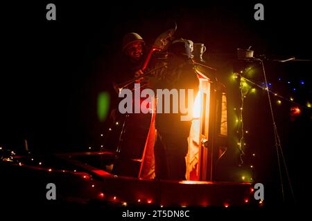 Edimburgo, Scozia sabato 4 novembre 2023. Credito: Brian Anderson. Le barche decorate con luci e musica si sono fatte strada lungo l'Union Canal di Edimburgo, Un ritorno di questo popolare e colorato evento locale. Crediti: Brian Anderson/Alamy Live News Foto Stock