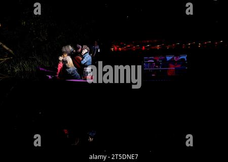 Edimburgo, Scozia sabato 4 novembre 2023. Credito: Brian Anderson. Le barche decorate con luci e musica si sono fatte strada lungo l'Union Canal di Edimburgo, Un ritorno di questo popolare e colorato evento locale. Crediti: Brian Anderson/Alamy Live News Foto Stock