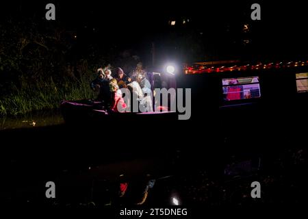 Edimburgo, Scozia sabato 4 novembre 2023. Credito: Brian Anderson. Le barche decorate con luci e musica si sono fatte strada lungo l'Union Canal di Edimburgo, Un ritorno di questo popolare e colorato evento locale. Crediti: Brian Anderson/Alamy Live News Foto Stock