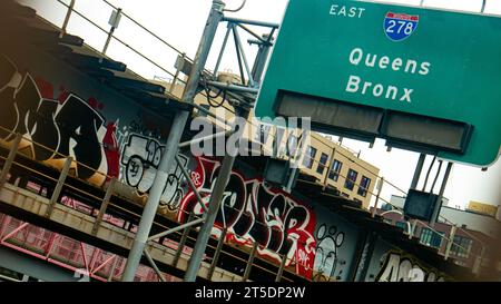 Indicazioni per l'autostrada, i-278 direzione est, Queens and the Bronx, New York City, graffiti sul Williamsburg Bridge a Brooklyn Foto Stock