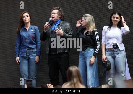 Buenos Aires, Buenos Aires, Argentina. 4 novembre 2023. Il candidato presidenziale di estrema destra Javier Milei ha salutato i suoi sostenitori a El Palomar, Buenos Aires. (Immagine di credito: © Claudio Santisteban/ZUMA Press Wire) SOLO USO EDITORIALE! Non per USO commerciale! Foto Stock