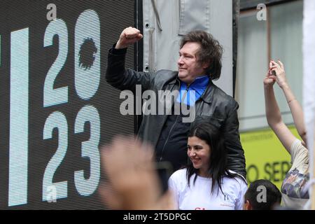 Buenos Aires, Buenos Aires, Argentina. 4 novembre 2023. Il candidato presidenziale di estrema destra Javier Milei ha salutato i suoi sostenitori a El Palomar, Buenos Aires. (Immagine di credito: © Claudio Santisteban/ZUMA Press Wire) SOLO USO EDITORIALE! Non per USO commerciale! Foto Stock