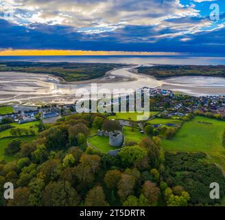 Vista aerea sul Castello di Dundrum, Dundrum, Dundrum Bay e alba sul Mare d'Irlanda, Newcastle , County Down, Irlanda del Nord Foto Stock