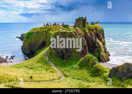 Castello di Dunnottar, vicino a Stonehaven, Aberdeenshire, Scozia, Regno Unito. Gli edifici sopravvissuti sono in gran parte del XV e XVI secolo. Foto Stock