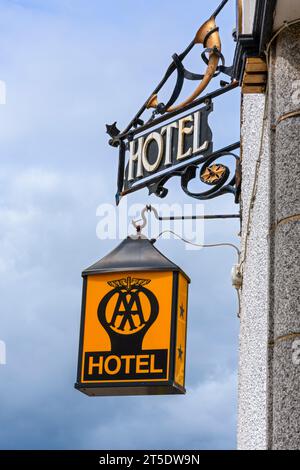 Hotel d'epoca e cartelli AA (Automobile Association) sul Burnett Arms Hotel, Banchory, Aberdeenshire, Scozia, Regno Unito Foto Stock