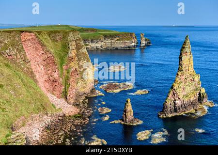 The Stacks of Duncansby on the John o'Groats Trail, Caithness, Scozia, Regno Unito. Mostra la cicatrice di una recente caduta rocciosa (maggio 2023). Foto Stock