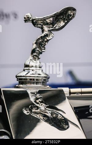 Londra, Regno Unito. 4 novembre 2023. Una mascotte Rolls Royce Spirit of Ecstasy, conosciuta anche come "Emily". Auto che spaziano dai modelli veterani alle auto da corsa e sportive sono in mostra nel Marlborough House, nel St James's di Londra, come parte dell'anteprima dell'asta automobilistica RM Sotheby's. L'evento si svolge in collaborazione con la London to Brighton Veteran Car Run. Crediti: Imageplotter/Alamy Live News Foto Stock