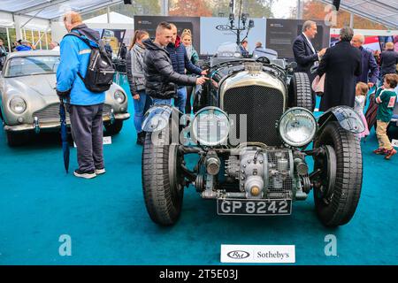 Londra, Regno Unito. 4 novembre 2023. Visitatori con una Bentley 4 1/2 litri Supercharged le Mans Tourer del 1929. Auto che spaziano dai modelli veterani alle auto da corsa e sportive sono in mostra nel Marlborough House, nel St James's di Londra, come parte dell'anteprima dell'asta automobilistica RM Sotheby's. L'evento si svolge in collaborazione con la London to Brighton Veteran Car Run. Crediti: Imageplotter/Alamy Live News Foto Stock