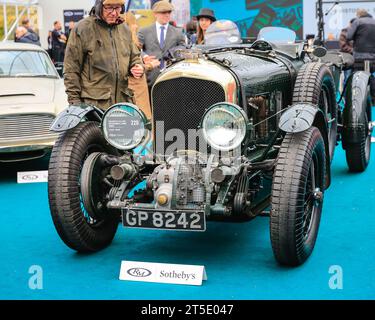 Londra, Regno Unito. 4 novembre 2023. Visitatori con una Bentley 4 1/2 litri Supercharged le Mans Tourer del 1929. Auto che spaziano dai modelli veterani alle auto da corsa e sportive sono in mostra nel Marlborough House, nel St James's di Londra, come parte dell'anteprima dell'asta automobilistica RM Sotheby's. L'evento si svolge in collaborazione con la London to Brighton Veteran Car Run. Crediti: Imageplotter/Alamy Live News Foto Stock