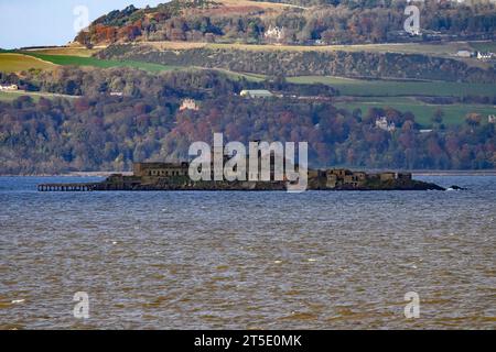 Inchmickery Island in tempo di guerra abbandonata, conosciuta come Battleship Island, Firth of Forth, Edimburgo, Regno Unito vista da Cramond. Foto Stock