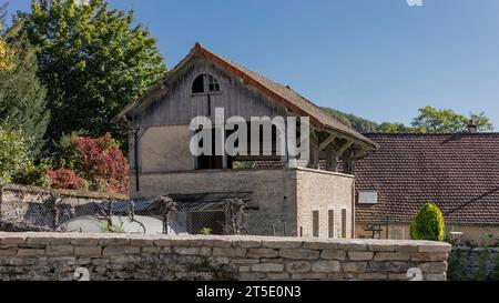 Vecchio edificio in legno nella regione della Borgogna utilizzato per lo stoccaggio dei vigneti Foto Stock