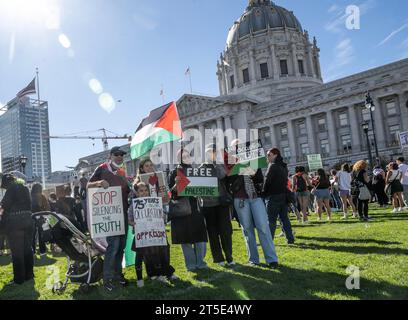 San Francisco, Stati Uniti. 4 novembre 2023. Una famiglia posa per una foto durante una dimostrazione per la Palestina e Gaza di fronte al Municipio di San Francisco sabato 4 novembre 2023. Foto di Terry Schmitt/UPI credito: UPI/Alamy Live News Foto Stock