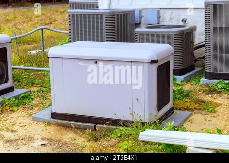 Generatore alimentato a gas naturale vicino alla vostra casa può fornire energia elettrica di emergenza in caso di emergenza Foto Stock