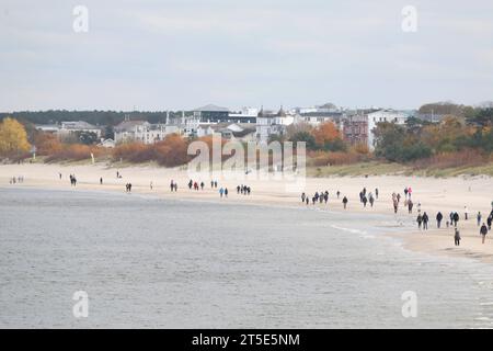 Heringsdorf auf Usedom, Meclemburgo-Vorpommern, Deutschland, 04.11.2023: Spaziergänger am Strand, Blick auf das Seebad Ahlbeck *** Heringsdorf on Usedom, Mecklenburg-Vorpommern, Germania, 04 11 2023 passeggini sulla spiaggia, vista della località balneare di Ahlbeck Copyright 25162: XdtsxNachrichtenagenturx dts Credit Altamurx Foto Stock