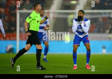 AESSEAL New York Stadium, Rotherham, Inghilterra - 4 novembre 2023 Elijah Dixon - Bonner (19) dei Queens Park Rangers CAN't Believe la decisione dell'arbitro Sam Barrott - durante la partita Rotherham United contro QPR, Sky Bet Championship, 2023/24, AESSEAL New York Stadium, Rotherham, Inghilterra - 4 novembre 2023 credito: Arthur Haigh/WhiteRosePhotos/Alamy Live News Foto Stock