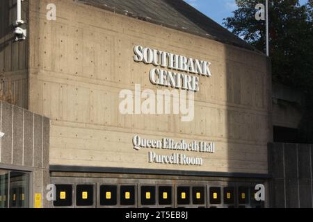 Ingresso al Southbank Centre, alla Queen Elizabeth Hall e alla Purcell Room sul Tamigi a Londra, Inghilterra Foto Stock