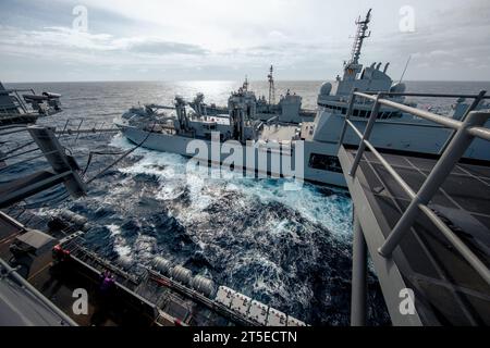La portaerei classe Nimitz USS George Washington (CVN 73) e l'incrociatore missilistico guidato classe Ticonderoga USS Leyte Gulf (CG 55) conducono un rifornimento in mare con la nave francese BRF Jacques Chevallier (A 725) nell'Oceano Atlantico, 4 novembre 2023. George Washington sta conducendo un rifornimento in mare con la BRF Jacques Chevallier che dimostra partnership e impegno nel settore marittimo. (Foto della Marina degli Stati Uniti di Mass Communication Specialist 2nd Class Nicholas A. Russell) Foto Stock