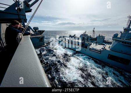 La portaerei classe Nimitz USS George Washington (CVN 73) e l'incrociatore missilistico guidato classe Ticonderoga USS Leyte Gulf (CG 55) conducono un rifornimento in mare con la nave francese BRF Jacques Chevallier (A 725) nell'Oceano Atlantico, 4 novembre 2023. George Washington sta conducendo un rifornimento in mare con la BRF Jacques Chevallier che dimostra partnership e impegno nel settore marittimo. (Foto della Marina degli Stati Uniti di Mass Communication Specialist 2nd Class Nicholas A. Russell) Foto Stock