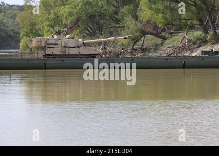 I soldati del 2nd Battalion, 8th Cavalry Regiment, 1st Armored Brigade Combat Team, 1st Cavalry Division conducono un Wet Gap Crossing attraverso un corpo d'acqua durante Remagen Ready 24-1 a Fort Cavazos, Texas, 4 novembre. Remagen Ready 24-1 è un esercizio di addestramento di 11 giorni incentrato sulle operazioni di combattimento su larga scala con la divisione come unità d'azione. (Foto dell'esercito degli Stati Uniti del sergente dello staff Darrell Stembridge) Foto Stock