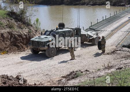 I soldati del 2nd Battalion, 8th Cavalry Regiment, 1st Armored Brigade Combat Team, 1st Cavalry Division conducono un Wet Gap Crossing attraverso un corpo d'acqua durante Remagen Ready 24-1 a Fort Cavazos, Texas, 4 novembre. Remagen Ready 24-1 è un esercizio di addestramento di 11 giorni incentrato sulle operazioni di combattimento su larga scala con la divisione come unità d'azione. (Foto dell'esercito degli Stati Uniti del sergente dello staff Darrell Stembridge) Foto Stock