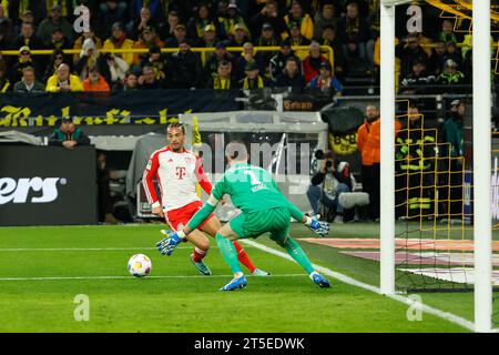 Dortmund, Germania. 4 novembre 2023. Gregor Kobel (R), portiere del Borussia Dortmund, difende Leroy sane del Bayern Monaco durante la partita di prima divisione della Bundesliga tra Borussia Dortmund e FC Bayern Monaco a Dortmund, Germania, 4 novembre 2023. Crediti: Joachim Bywaletz/Xinhua/Alamy Live News Foto Stock