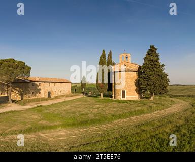 Cappella della Madonna di Vitaleta, subito dopo l'alba, Toscana, Italia. Foto Stock