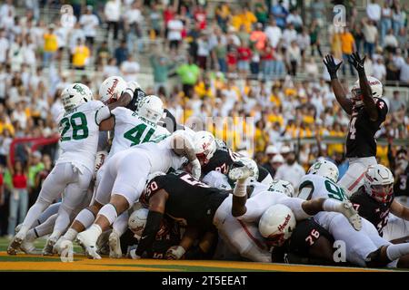 Waco, Texas, USA. 4 novembre 2023. I punteggi di DONOVAN SMITH (1) di Houston formano la linea delle 1/2 yard durante OT come difensori del Baylor DEVYN BOBBY (28) e BROOKS MILLER (41). Sul lato destro della foto c'è il compagno di squadra di Houston TONY MATHIS JR (24) con le braccia in alto. Il punteggio pareggiò la partita in OT e Houston vinse 24-25 su una conversione da due punti. (Immagine di credito: © Brian McLean/ZUMA Press Wire) SOLO USO EDITORIALE! Non per USO commerciale! Foto Stock