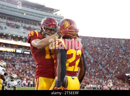 Il 4 novembre 2023 il running back degli USC Trojans Darwin Barlow (22) festeggia con il wide receiver degli USC Trojans Duce Robinson (19) dopo aver segnato un touchdown durante la partita di football NCAA tra i Washington Huskies e gli USC Trojans al Los Angeles Coliseum di Los Angeles, California. Credito fotografico obbligatorio : Charles Baus/CSM Foto Stock