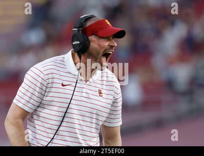 Il 4 novembre 2023 il coordinatore difensivo della USC Alex Grinch reagisce durante la partita di football NCAA tra i Washington Huskies e gli USC Trojans al Los Angeles Coliseum di Los Angeles, California. Credito fotografico obbligatorio : Charles Baus/CSM Foto Stock