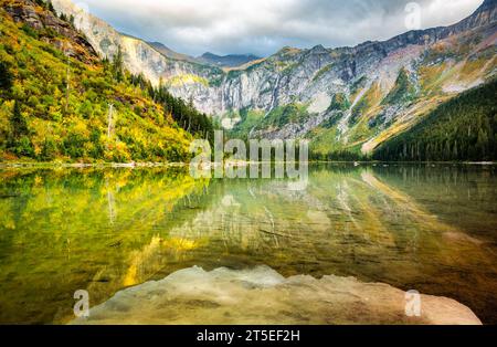 Scogliere del lago Avalanche, bacino, lago e cascata nel Glacier National Park, MT Foto Stock