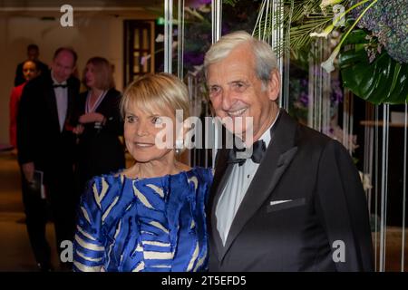 FRANCOFORTE SUL MENO, GERMANIA - 04. Novembre: Uschi Glas e suo marito Dieter Hermann durante l'annuale German Sports Media Ball (41. Deutscher Sportpresse Ball) all'alte Oper on 4. Novembre 2023 a Francoforte sul meno, Germania. (Foto di Dan o' Connor/ATP Images) (o'CONNOR Dan /ATP/SPP) credito: SPP Sport Press Photo. /Alamy Live News Foto Stock