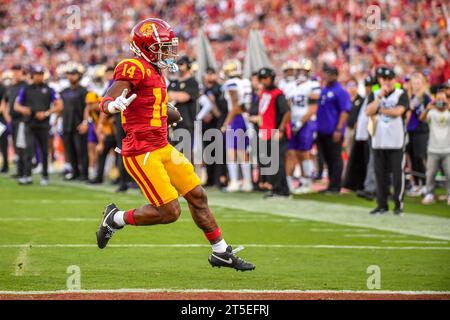 Los Angeles, CA. 4 novembre 2023. Il wide receiver degli USC Trojans Raleek Brown (14) corre per il touchdown in azione nel primo quarto durante la partita di calcio NCAA tra gli USC Trojans e i Washington Huskies al Coliseum di Los Angeles, California. Credito fotografico obbligatorio: Louis Lopez/Cal Sport Media/Alamy Live News Foto Stock