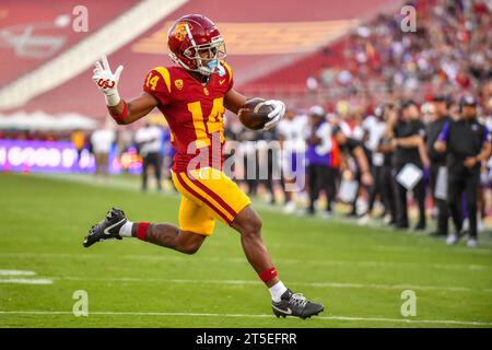 Los Angeles, CA. 4 novembre 2023. Il wide receiver degli USC Trojans Raleek Brown (14) corre per il touchdown in azione nel primo quarto durante la partita di calcio NCAA tra gli USC Trojans e i Washington Huskies al Coliseum di Los Angeles, California. Credito fotografico obbligatorio: Louis Lopez/Cal Sport Media/Alamy Live News Foto Stock