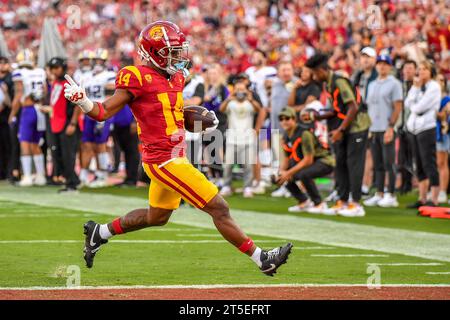 Los Angeles, CA. 4 novembre 2023. Il wide receiver degli USC Trojans Raleek Brown (14) corre per il touchdown in azione nel primo quarto durante la partita di calcio NCAA tra gli USC Trojans e i Washington Huskies al Coliseum di Los Angeles, California. Credito fotografico obbligatorio: Louis Lopez/Cal Sport Media/Alamy Live News Foto Stock