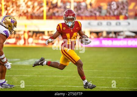 Los Angeles, CA. 4 novembre 2023. Il wide receiver degli USC Trojans Raleek Brown (14) corre per il touchdown in azione nel primo quarto durante la partita di calcio NCAA tra gli USC Trojans e i Washington Huskies al Coliseum di Los Angeles, California. Credito fotografico obbligatorio: Louis Lopez/Cal Sport Media/Alamy Live News Foto Stock